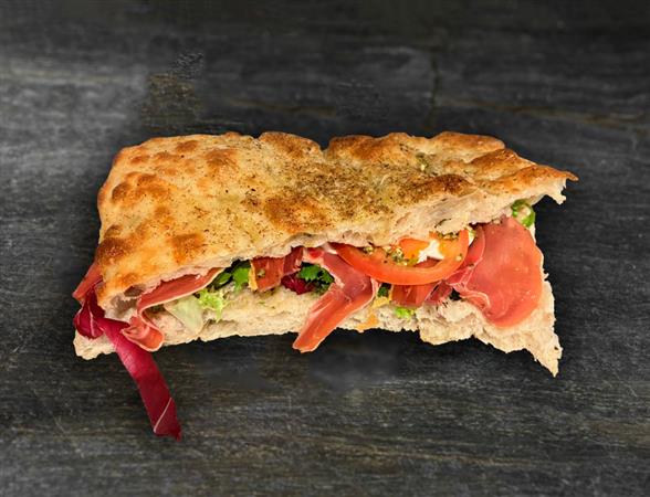 Serano sandwich i pane piatto brød